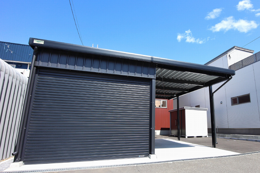 GARAGE & CARPORT